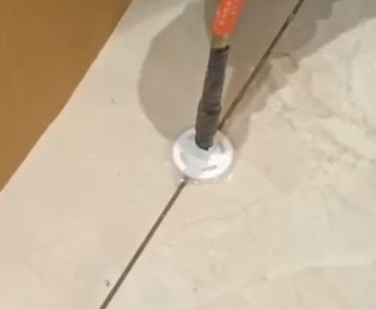 华坪瓷砖空鼓维修公司专业解答瓷砖在铺贴过程中，如果没有涂抹均匀到位的粘结材料（如水泥砂浆或瓷砖胶），可能会导致以下问题