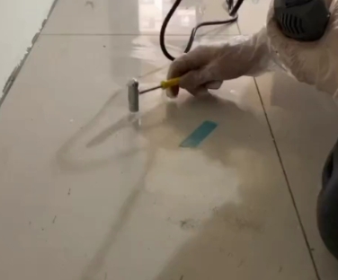 华坪瓷砖开裂维修公司专业分享瓷砖在铺贴前如果没有沥干水分，将会导致以下问题